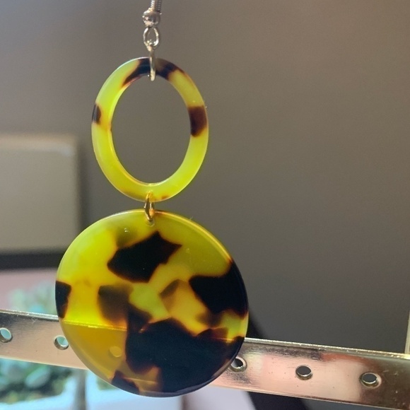 SALE💚 any 3 for $18 💚 Tortoise Marble  Acrylic Statement Earrings - Picture 3 of 3